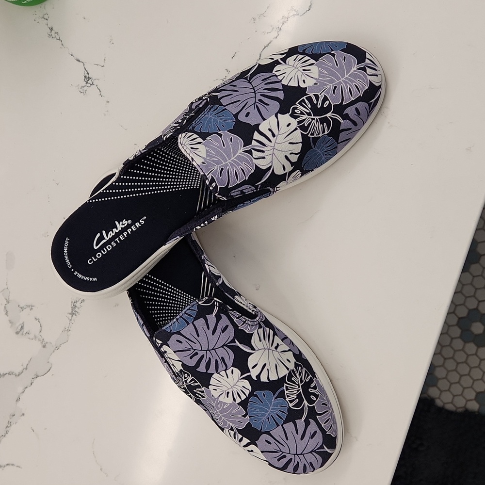!!!FINAL SALE!    Cloudsteppers tropical mules slides NWT women's Clark’s blue